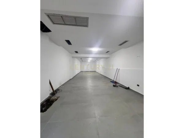 Tirane, jap me qera ambjent biznesi , 670 m² 5.882 € (Komuna e Parisit)