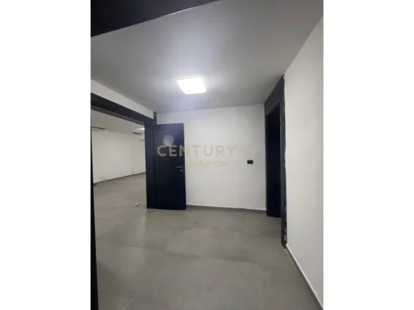 Tirane, jap me qera ambjent biznesi , 670 m² 5.882 € (Komuna e Parisit)