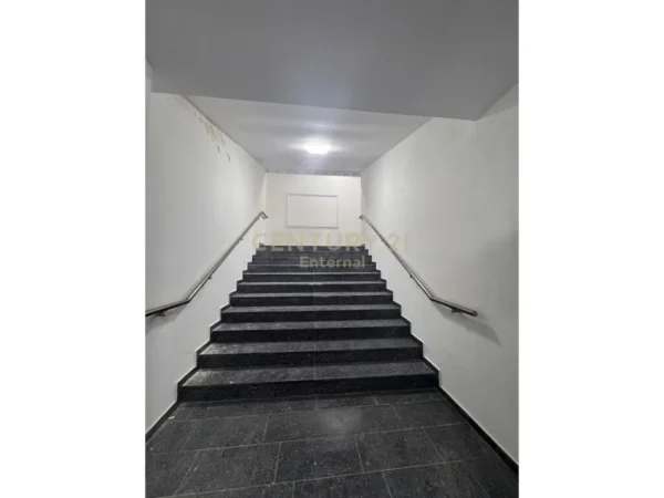 Tirane, jap me qera ambjent biznesi , 670 m² 5.882 € (Komuna e Parisit)