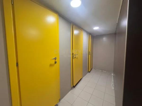 Tirane, jap me qera ambjent biznesi , 670 m² 5.882 € (Komuna e Parisit)