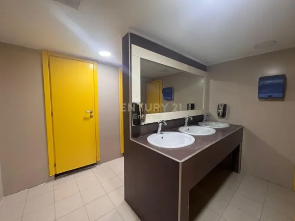 Tirane, jap me qera ambjent biznesi , 670 m² 5.882 € (Komuna e Parisit)