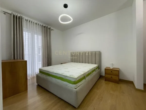 Tirane, jap me qera apartament 2+1+2+POST PARKIM , 87 m² 1.000 € (Liqeni i Thatë)