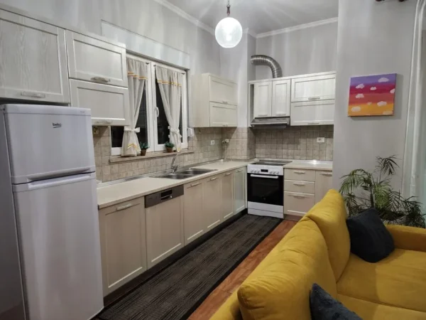 Tirane, jepet me qera apartament 2+1 Kati 5, 105 m² 800 € (Ish Parku)