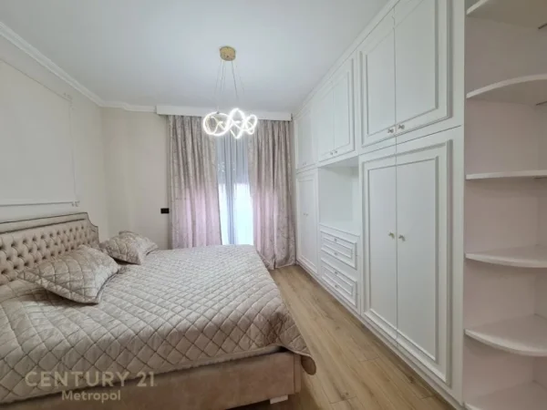 Tirane, jepet me qera apartament 3+1+Ballkon Kati 3, 140 m² 2.400 € (Qendra Tregtare TEG)