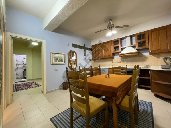 Tirane, jepet me qera apartament 2+1 Kati 3, 86 m² 550 € (JEPET APARTAMENT ME QERA - MBRAPA FAKULTETIT TE SHKENCAVE TE NATYRES TEK STACIONI I TRENIT.)