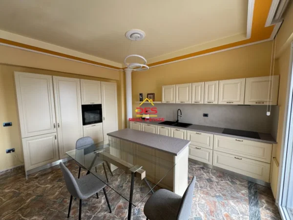 Vlore, shitet apartament+verande | Penthouse 2+1+Ballkon Kati 9, 84 m² 180.000 € (Rruga Mustafa Bello)