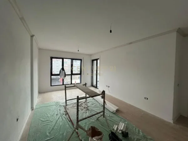 Tirane, jap me qera zyre , 83 m² 700 € (Komuna e Parisit)