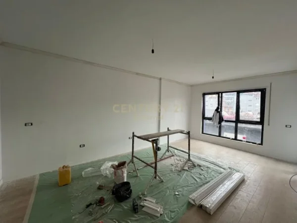 Tirane, jap me qera zyre , 83 m² 700 € (Komuna e Parisit)