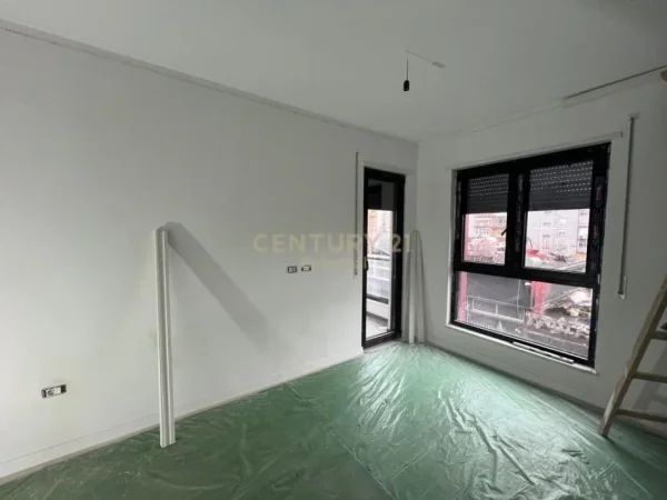 Tirane, jap me qera zyre , 83 m² 700 € (Komuna e Parisit)
