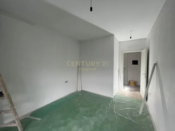 Tirane, jap me qera zyre , 83 m² 700 € (Komuna e Parisit)