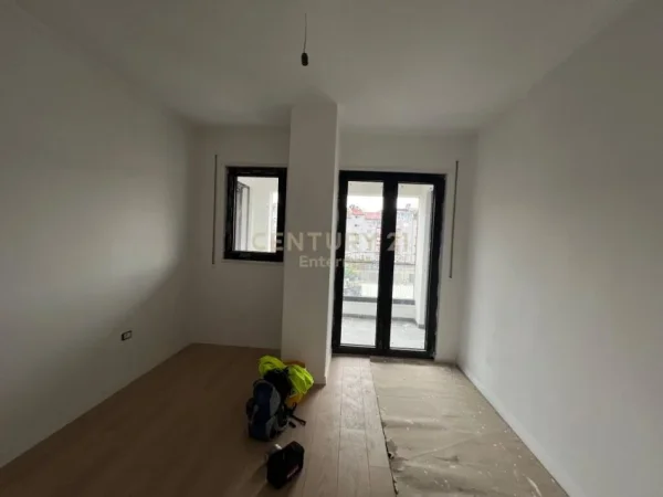 Tirane, jap me qera zyre , 83 m² 700 € (Komuna e Parisit)