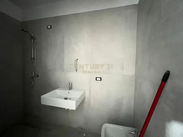 Tirane, jap me qera zyre , 83 m² 700 € (Komuna e Parisit)