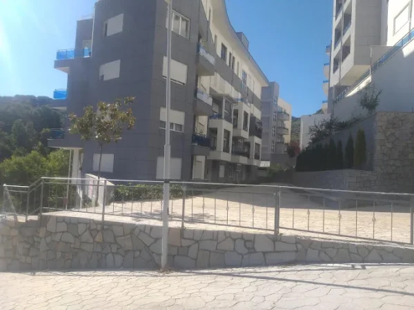 Tirane, jepet me qera apartament 2+1 , 116 m² 218.300 € (Liqeni i Thate)