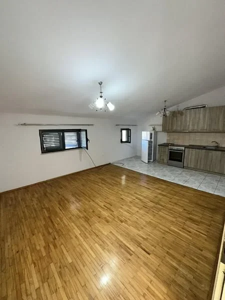 Durres, jap me qera apartament 2+1+Ballkon , 130 m² 250 € (Kolegji Eneida)