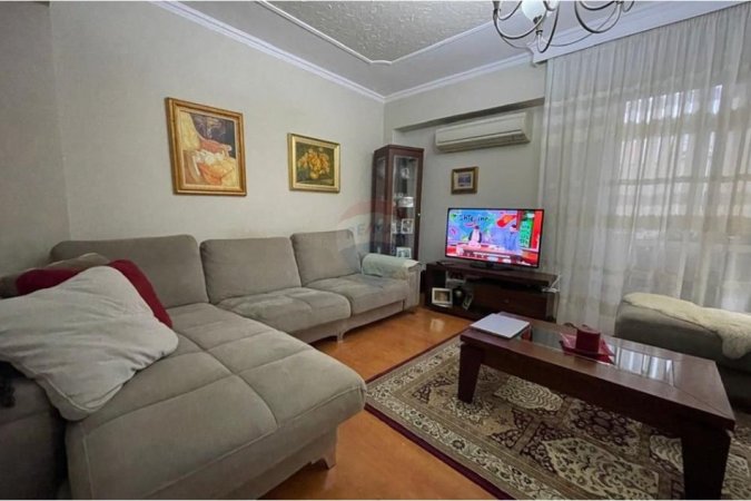 Tirane, jepet me qera apartament 2+1+Ballkon Kati 5, 111 m² 700 € 