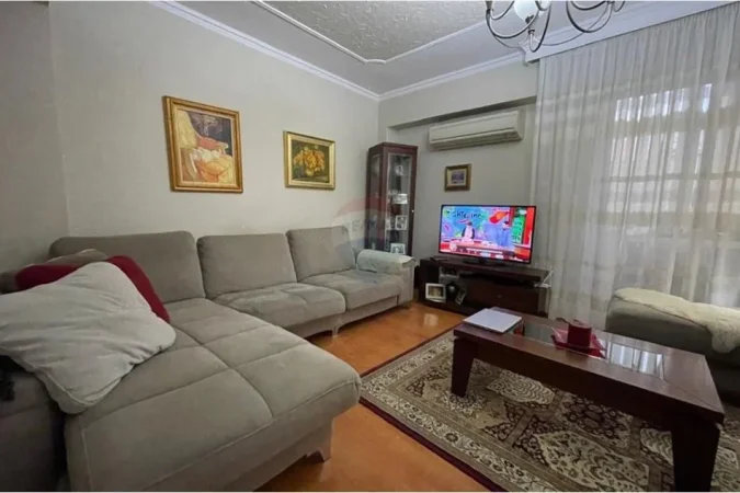 Tirane, jepet me qera apartament 2+1+Ballkon Kati 5, 111 m² 700 € 