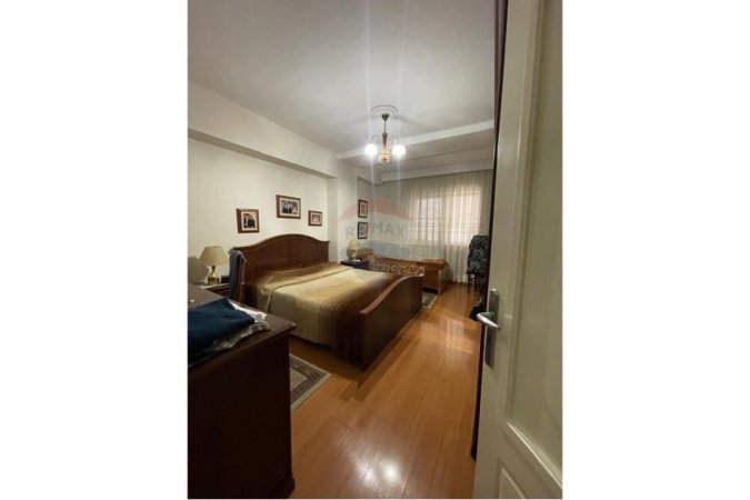 Tirane, jepet me qera apartament 2+1+Ballkon Kati 5, 111 m² 700 € 