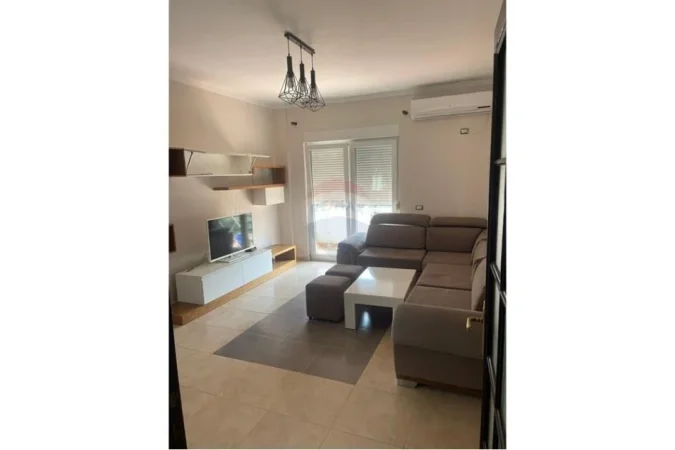Tirane, jepet me qera apartament 2+1+Ballkon Kati 4, 100 m² 500 € (Rruga Herman Gmeiner)