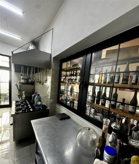Tirane, jepet me qera ambjent biznesi Kati 0, 160 m² 2.000 € (PAZARI I RI)