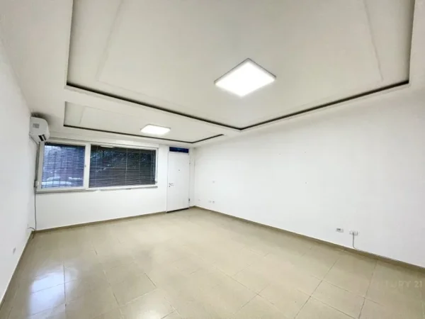 Tirane, jap me qera ambjent biznesi , 209 m² 2.300 € (Ish Blloku)