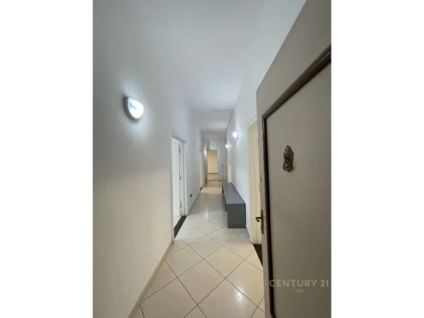 Tirane, jap me qera ambjent biznesi , 209 m² 2.300 € (Ish Blloku)