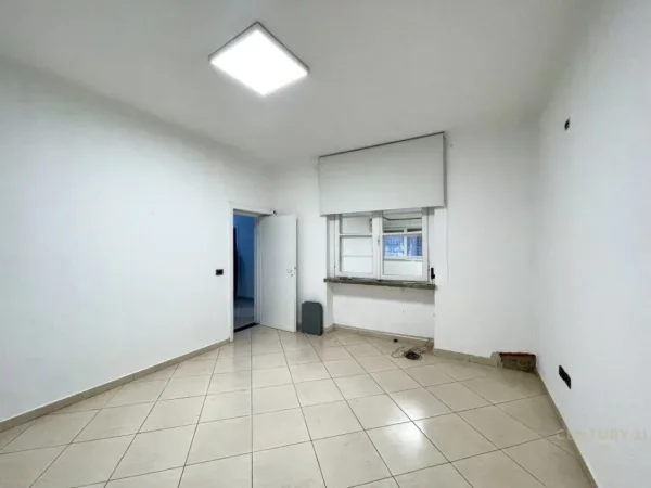 Tirane, jap me qera ambjent biznesi , 209 m² 2.300 € (Ish Blloku)