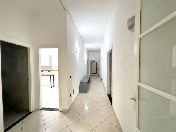 Tirane, jap me qera ambjent biznesi , 209 m² 2.300 € (Ish Blloku)
