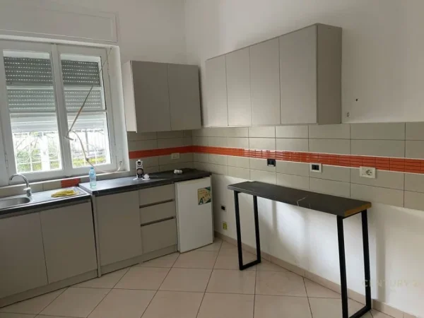 Tirane, jap me qera ambjent biznesi , 209 m² 2.300 € (Ish Blloku)
