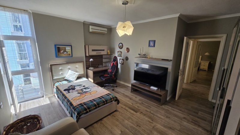 Tirane, jepet me qera apartament 3+1+Ballkon Kati 3, 156 m² 1.600 € (Ish Ekspozita)