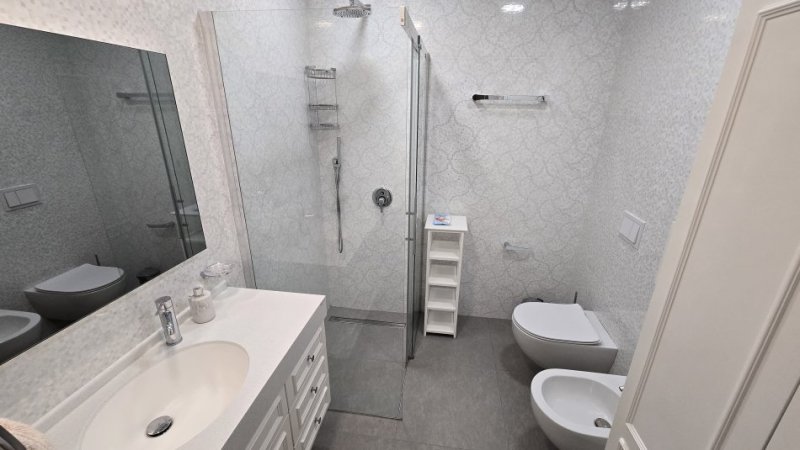 Tirane, jepet me qera apartament 3+1+Ballkon Kati 3, 156 m² 1.600 € (Ish Ekspozita)