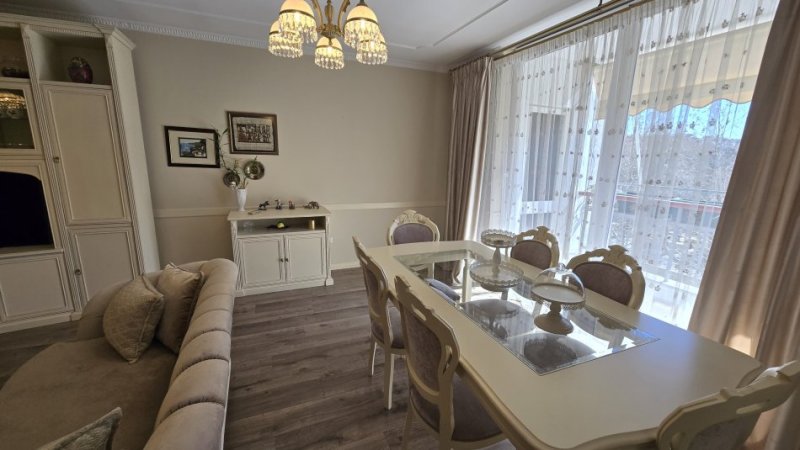 Tirane, jepet me qera apartament 3+1+Ballkon Kati 3, 156 m² 1.600 € (Ish Ekspozita)