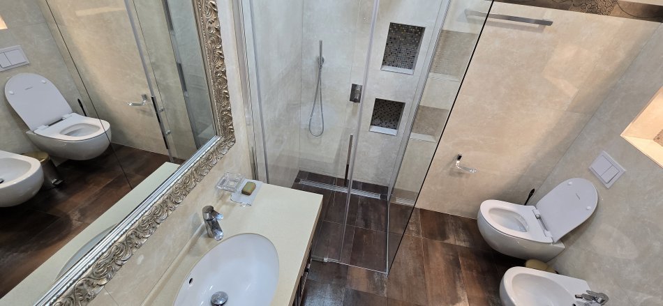Tirane, jepet me qera apartament 3+1+Ballkon Kati 3, 156 m² 1.600 € (Ish Ekspozita)