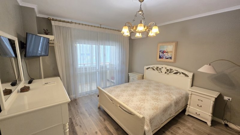 Tirane, jepet me qera apartament 3+1+Ballkon Kati 3, 156 m² 1.600 € (Ish Ekspozita)