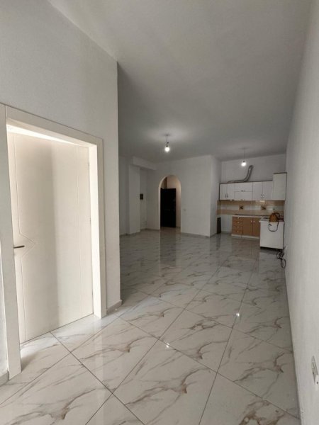 Tirane, jepet me qera apartament 1+1+Ballkon Kati 2, 70 m² 400 € (bulevardi migjeni yzberisht)