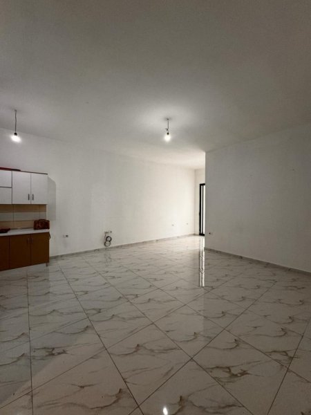 Tirane, jepet me qera apartament 1+1+Ballkon Kati 2, 70 m² 400 € (bulevardi migjeni yzberisht)