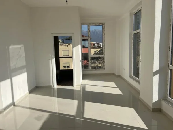Tirane, jepet me qera ambjent biznesi Kati 5, 170 m² 1.500 € (STACIONI TRENIT)