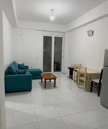 Tirane, jepet me qera apartament 1+1 Kati 1, 61 m² 230 € (Kombinat)