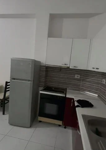 Tirane, jepet me qera apartament 1+1 Kati 1, 61 m² 230 € (Kombinat)