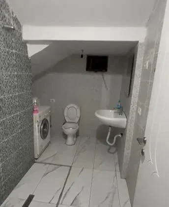 Tirane, jepet me qera apartament 1+1 Kati 1, 61 m² 230 € (Kombinat)