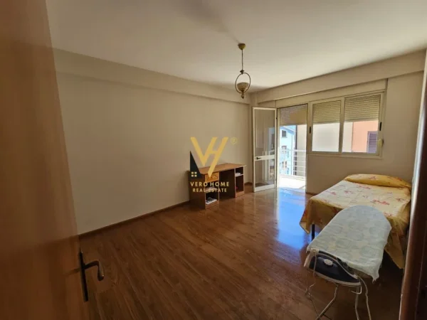 Tirane, jepet me qera apartament 2+1+Ballkon Kati 4, 104 m² 500 € (KOPSHTI ZOOLOGJIK)