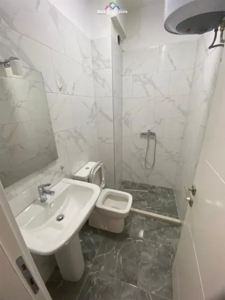 Tirane, jepet me qera apartament 1+1+Ballkon Kati 2, 101 m² 600 € (Rruga e Dibres)