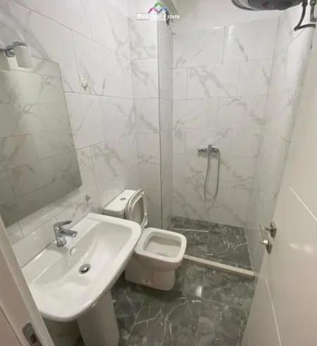 Tirane, jepet me qera apartament 1+1+Ballkon Kati 2, 101 m² 600 € (Rruga e Dibres)