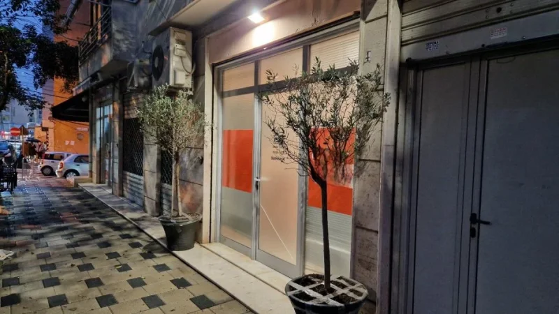 Tirane, shes dyqan Kati 0, 43 m² 129.000 € (Rruga Haxhi Hysen Dalliu, prane prokurorise se Tiranes, prane rruges mine peza)