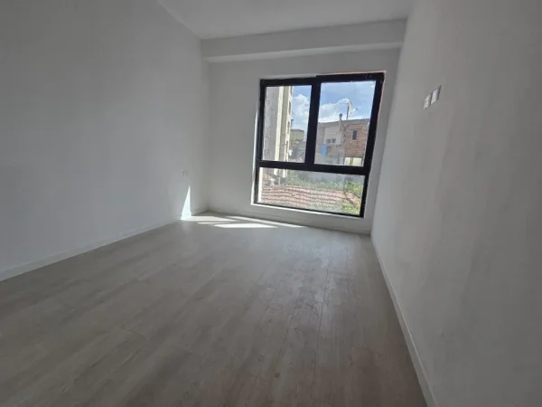 Tirane, jepet me qera apartament 2+1+Ballkon Kati 1, 91 m² 700 € (Kavajes)