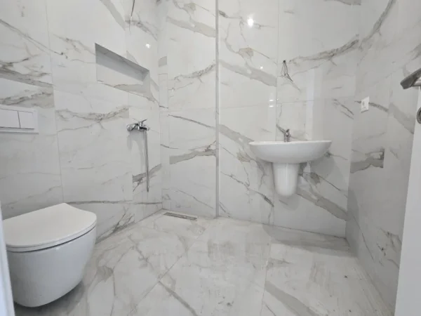 Tirane, jepet me qera apartament 2+1+Ballkon Kati 1, 91 m² 700 € (Kavajes)