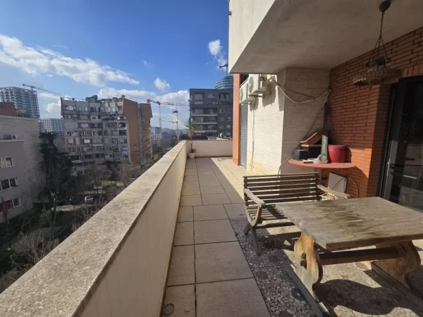 Tirane, jepet me qera zyre Kati 4, 100 m² 1.000 € (9 Kateshet)