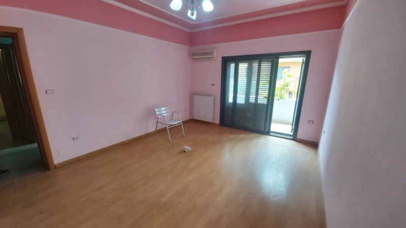 Tirane, jepet me qera Vile 3 Katshe Kati 3, 720 m² 2.500 € (TEG)