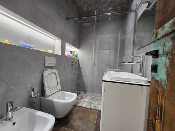 Tirane, jepet me qera apartament 2+1+Ballkon Kati 2, 150 m² 550 € (Shkolla Myslym Keta)