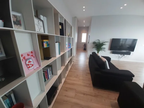 Tirane, jepet me qera apartament 2+1+Ballkon Kati 11, 137 m² 1.000 € (Selvia)
