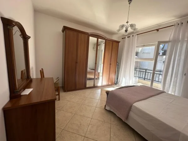 Tirane, jepet me qera apartament 2+1+Ballkon Kati 5, 89 m² 700 € (Floga)